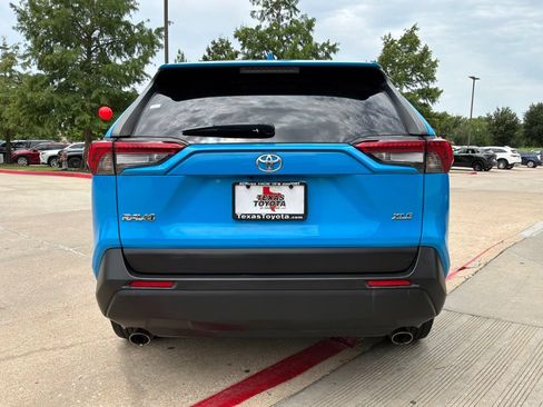Used 2019 Toyota RAV4 XLE Premium FWD image 7