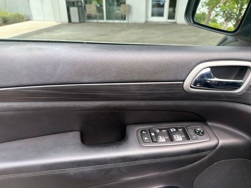 Used 2019 Jeep Grand Cherokee Laredo w/ Laredo X Package AWD/4WD image 6