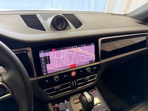 Certified 2024 Porsche Macan AWD/4WD image 23