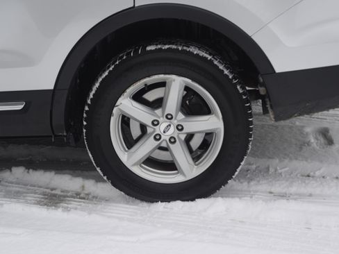 Used 2017 Ford Explorer XLT w/ Equipment Group 201A image 30