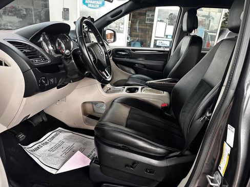 Used 2018 Dodge Grand Caravan SXT image 10