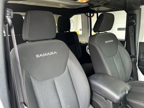 Used 2018 Jeep Wrangler Unlimited Sahara w/ Connectivity Group AWD/4WD image 13
