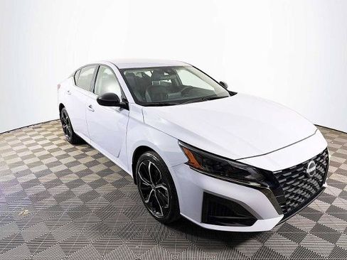 Certified 2025 Nissan Altima 2.5 SR AWD/4WD image 3