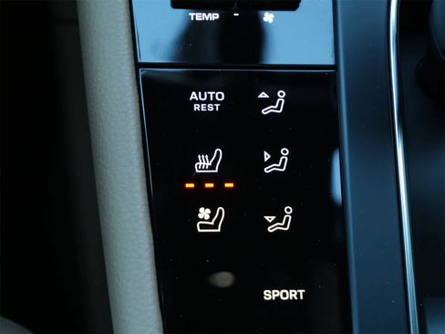 Used 2025 Porsche Macan image 21