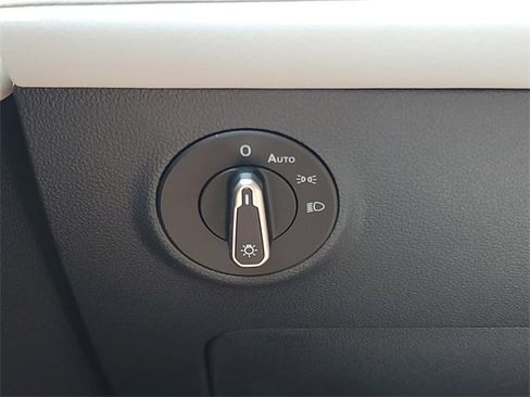 New 2025 Volkswagen Taos SE image 31