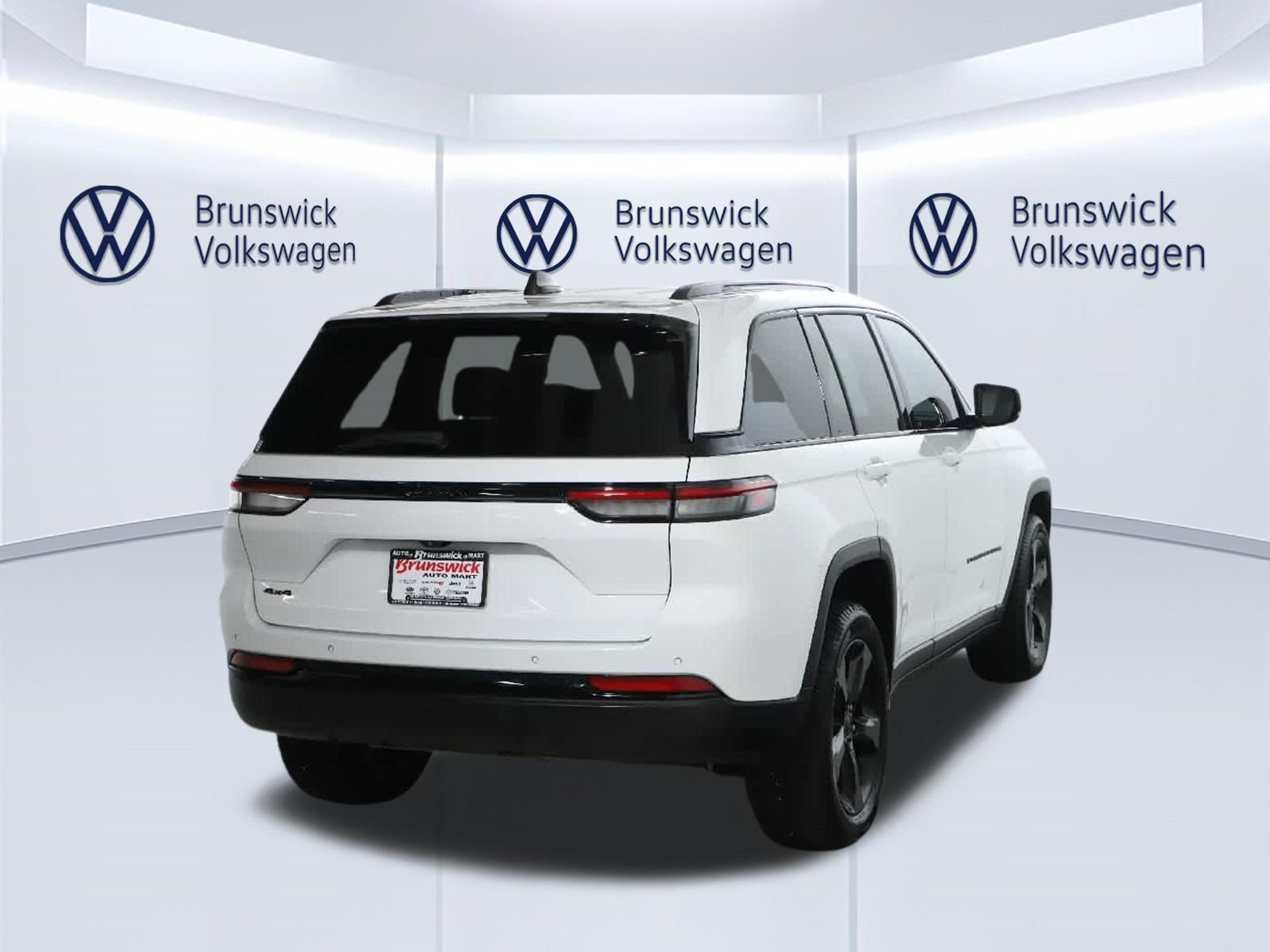 Used 2023 Jeep Grand Cherokee Altitude AWD/4WD image 45