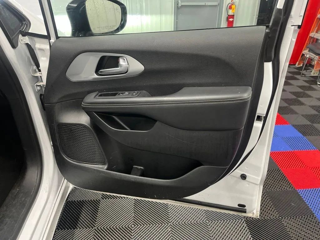 Used 2025 Chrysler Pacifica Limited FWD image 11