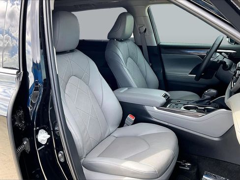 Used 2025 Toyota Highlander Platinum AWD/4WD image 9