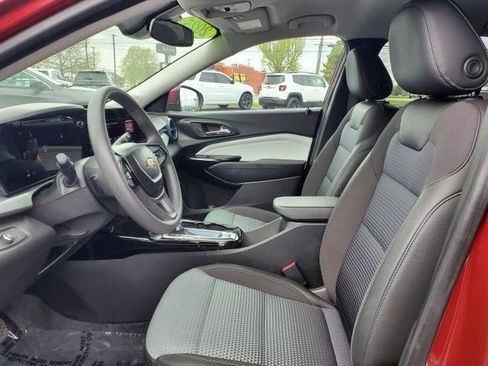 Used 2025 Chevrolet Trax LT FWD image 6