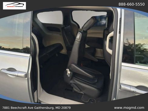 Used 2017 Chrysler Pacifica Touring-L FWD image 27