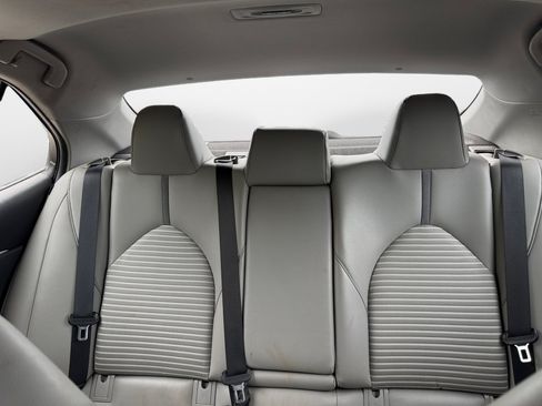 Used 2018 Toyota Camry SE w/ Moonroof Package FWD image 12