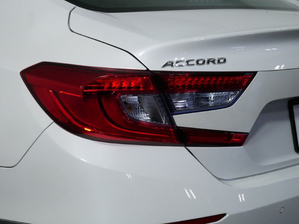 Used 2018 Honda Accord Touring image 12