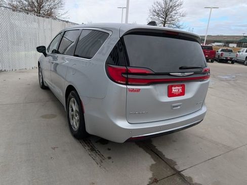 Used 2024 Chrysler Pacifica Limited image 21