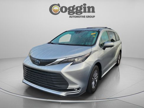 Certified 2024 Toyota Sienna XLE image 2