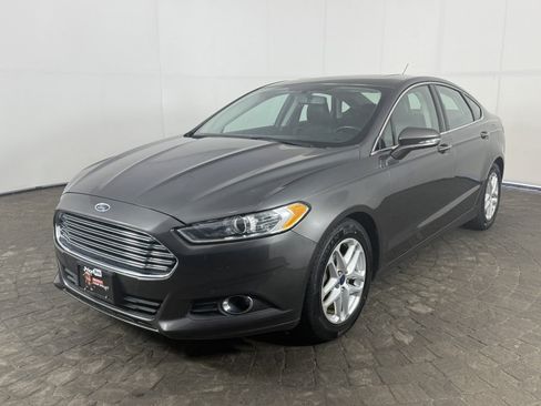 Used 2016 Ford Fusion SE w/ Equipment Group 202A FWD image 3