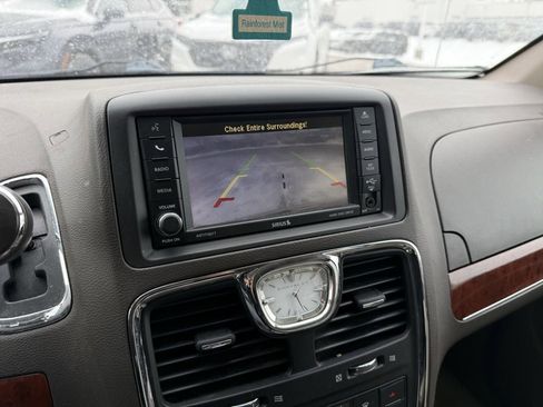 Used 2013 Chrysler Town & Country Touring image 10