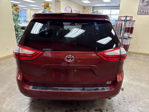 Used 2018 Toyota Sienna XLE image 9
