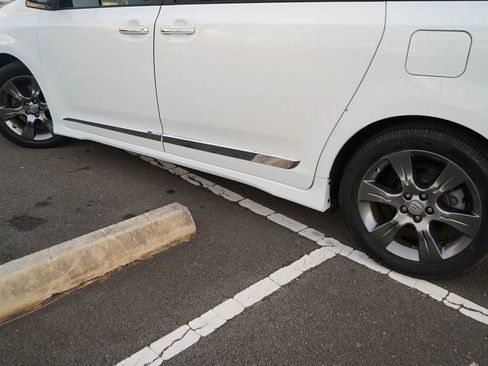 Used 2015 Toyota Sienna SE Premium image 6