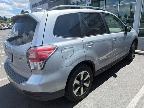 Used 2017 Subaru Forester 2.5i Premium w/ Popular Package #2A AWD/4WD image 3