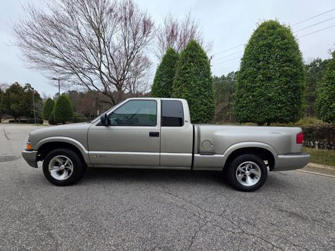 Used 2000 Chevrolet S10 Pickup LS w/ Preferred Equipment Group image 2