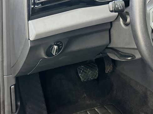 Used 2025 Volkswagen Jetta SE FWD image 17