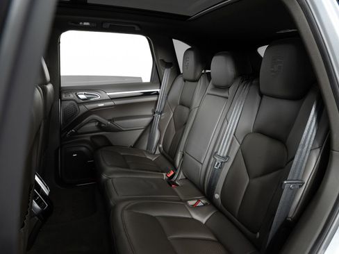 Used 2018 Porsche Cayenne Platinum Edition w/ Premium Package image 16