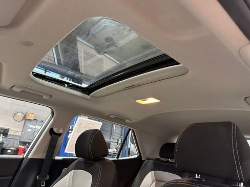 Used 2024 Hyundai Venue SEL image 20