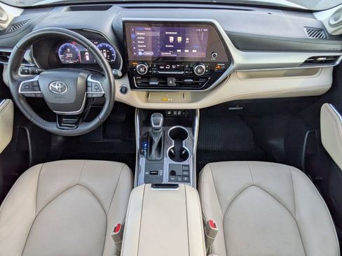 Used 2024 Toyota Highlander Platinum image 16