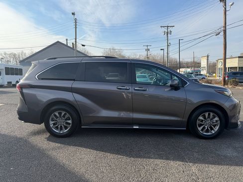 Used 2023 Toyota Sienna XLE image 4