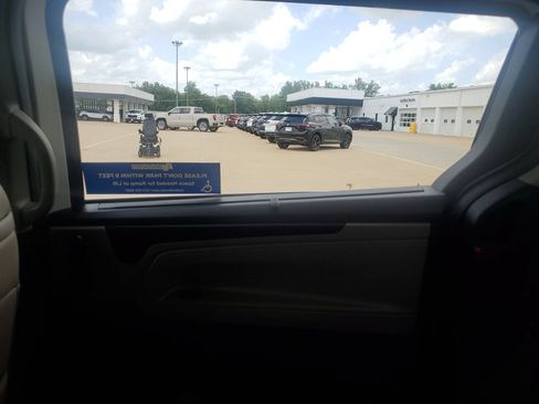 Used 2023 Honda Odyssey Touring image 12