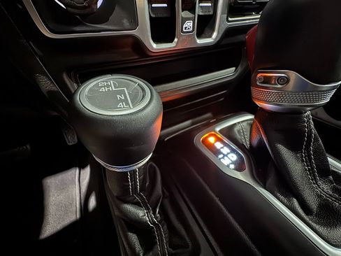 Used 2018 Jeep Wrangler Unlimited Sahara image 25