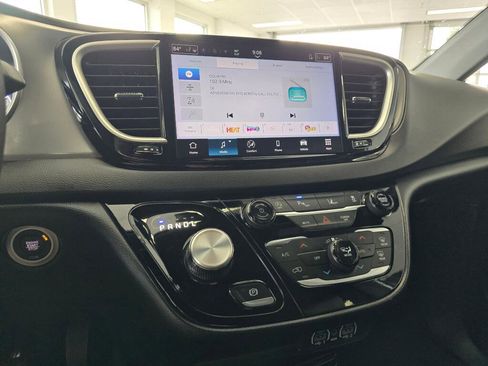 Used 2025 Chrysler Pacifica Select image 26