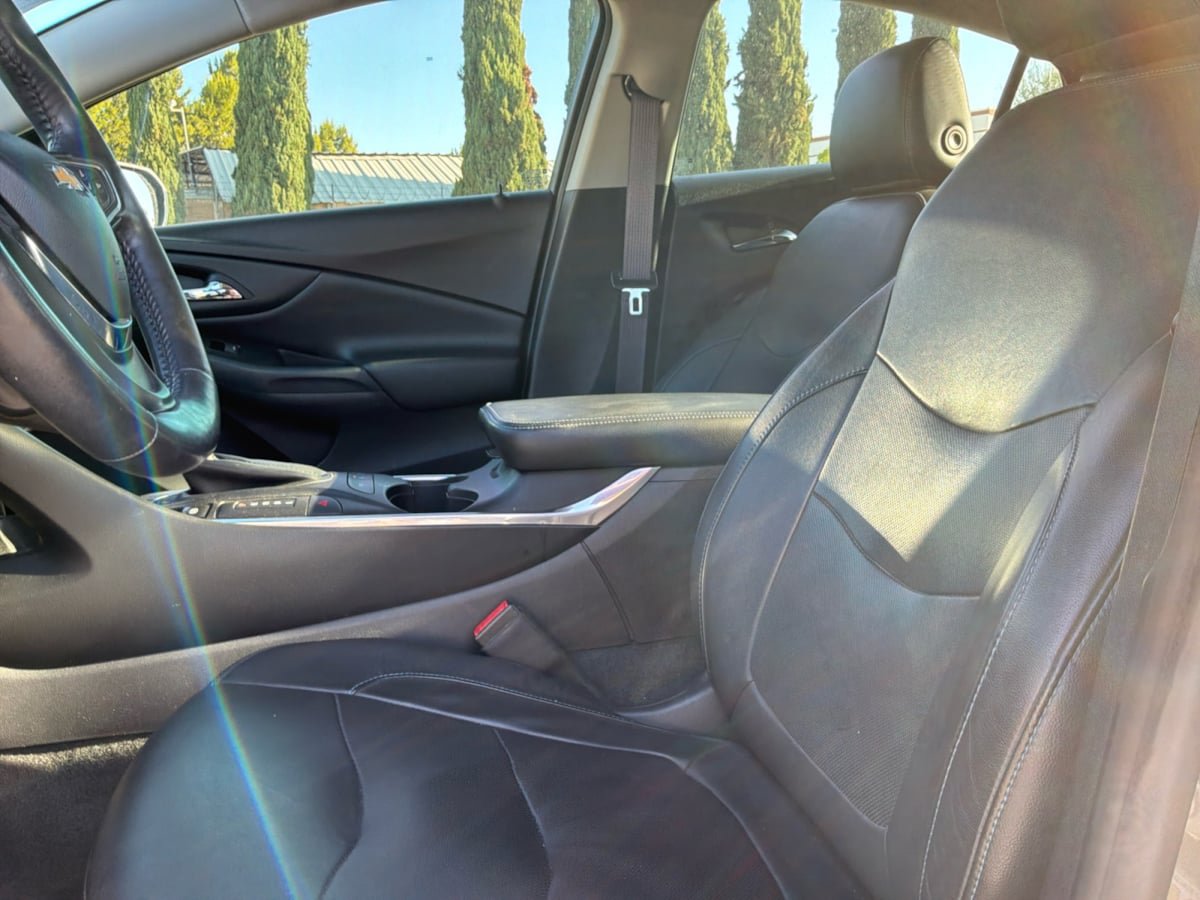Used 2017 Chevrolet Volt Premier w/ Driver Confidence II Package FWD image 18