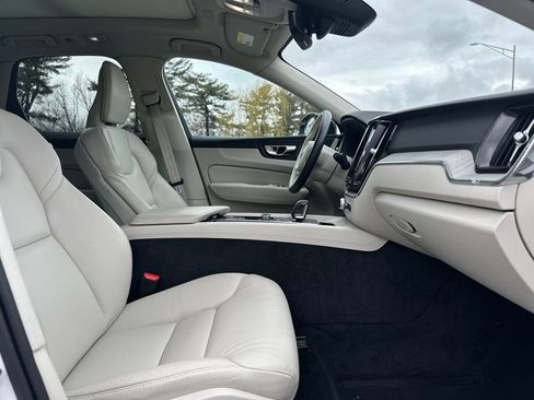 Used 2023 Volvo XC60 B5 Plus image 24