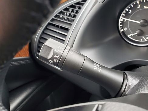 Used 2023 Nissan Armada SL w/ Captain's Chairs Package image 18