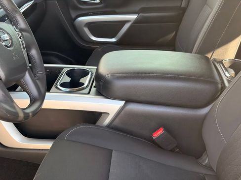 Used 2018 Nissan Titan SV w/ SV Convenience Package AWD/4WD image 17