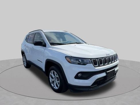 Used 2024 Jeep Compass Latitude AWD/4WD image 2