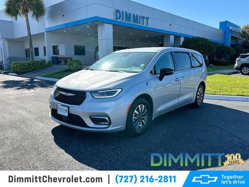 Used 2024 Chrysler Pacifica Limited FWD image 1