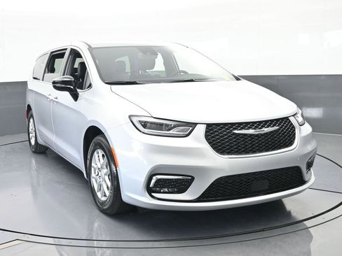 New 2026 Chrysler Pacifica Select image 9