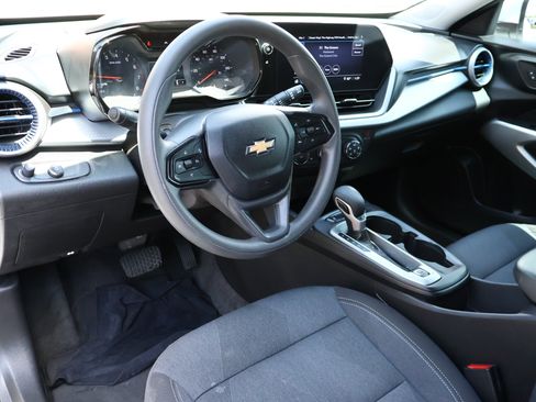 Used 2025 Chevrolet Trax LS w/ LS Convenience Package FWD image 3