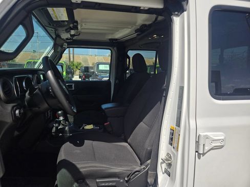 Used 2023 Jeep Gladiator Sport AWD/4WD image 9