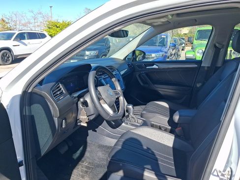 Used 2022 Volkswagen Tiguan SE w/ Panoramic Sunroof Package FWD image 2
