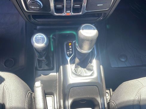Used 2022 Jeep Wrangler Unlimited Sport AWD/4WD image 25