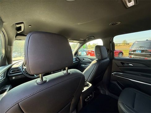Used 2025 Chevrolet Traverse LT image 27