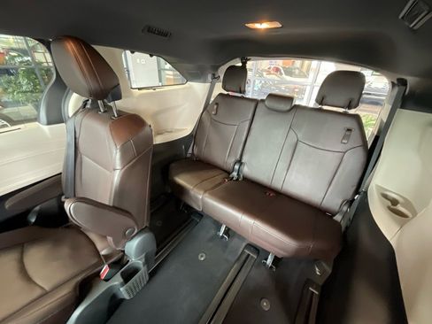 Certified 2022 Toyota Sienna Platinum w/ Protection Package (TMS) image 25