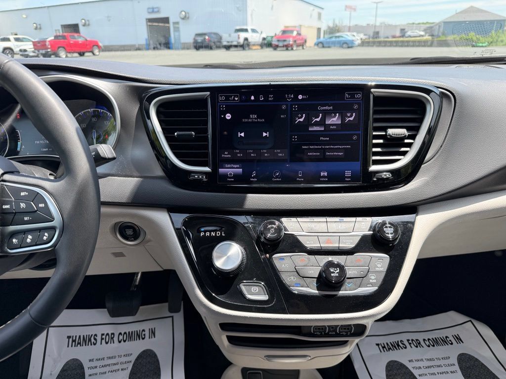 Used 2024 Chrysler Pacifica Touring-L FWD image 17