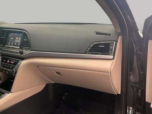 Used 2017 Hyundai Elantra SE FWD image 19