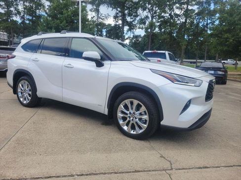 Certified 2026 Toyota Highlander Limited AWD/4WD image 9