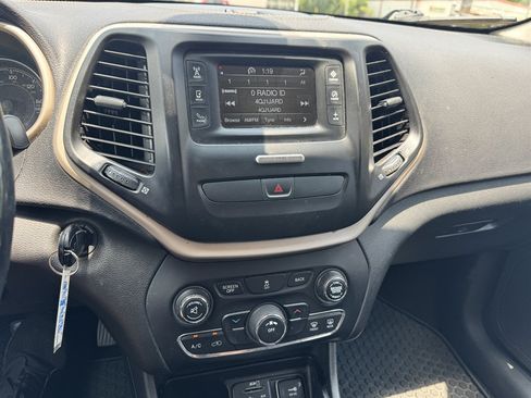 Used 2018 Jeep Cherokee Latitude w/ Cold Weather Group FWD image 9