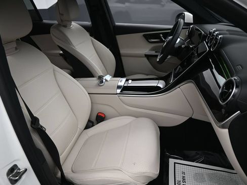 Used 2025 Mercedes-Benz GLC 300 4MATIC image 32